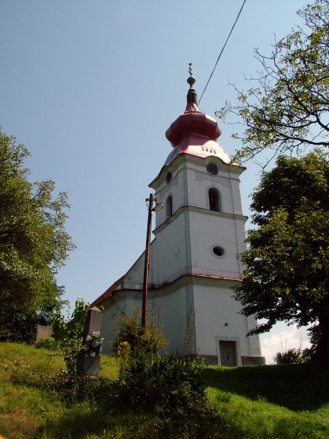 Alsoszuha temploma a dombteton.jpg
